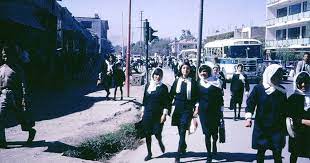 En afghanistan, les talibans encore plus en avant le ministère de la défense a dû envoyer des renforts en catastrophe à hérat, principale ville de l'ouest, qui semblait sur le point de tomber. Voici Comment Les Afghans Profitaient Impunement De Leur Liberte Dans Les Annees 1960 Avant L Arrivee Des Talibans