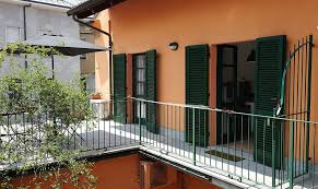 La casa di ringhiera (o casa a ballatoio) è una tipologia di edilizia popolare che prevede la compresenza, su ciascun piano di un edificio, di più appartamenti che condividono il medesimo ballatoio o balcone.tale ballatoio, che corre per l'intera lunghezza dell'edificio, tipicamente funge da via di accesso alle singole unità immobiliari ed è in genere destinato ad un uso promiscuo da parte. Relooking In Verde Per Una Casa Di Ringhiera Casafacile