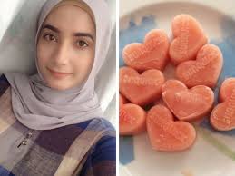 Tomat termasuk bahan alami yang dipercaya mampu mencerahkan kulit sehingga sering diolah menjadi masker. Nak Dapatkan Kulit Lebih Sihat Cerah Hanya Ikut Tip Mudah Wanita Ini Guna Ais Kiub Tomato Pesona Pengantin