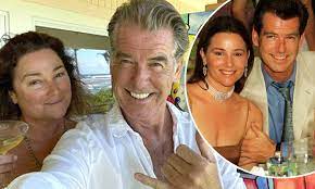 Pierce brosnan's wife, keely shaye smith, has shocked the world with her massive weight loss transformation. Pierce Brosnan Shares Touching Message To His Wife Of 19 Years Keely For Her 57th Birthday Daily Mail Online