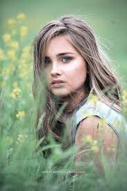 Outdoor Senior Pic Idea Styled Shoot Senior Pictures In A Field Dramatic Senior Portraits Girl Senior Girl Poses Senior Girl Photography