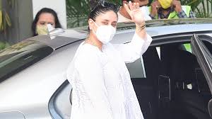 She can be seen caressing her baby bump with utmost love in the video inside! Mom To Be Kareena Kapoor Khan Returned To Mumbai With Family In A Comfortable White Kurta Set Vogue India