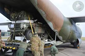 Cargando Un Mercedes Benz 230 En La Bodega Del C 130h Hercules Para Su Posterior Aerolanzamiento Foto Fuerza Aerea Argentina C 130 C130 Hercules Hercules