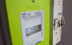 Les opposants assurent que le compteur n'est pas obligatoire pour les particuliers que l'on soit propriétaire ou locataire, mais les possibilités de recours sont réduites dès lors que le compteur est situé sur le domaine public et que le contrat avec le fournisseur d'énergie stipule que l'usager doit en. Compteurs Linky La Ville De Yerres Refuse Toujours Leur Installation En Dehors De Toute Legalite Le Parisien