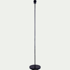 Cette saison, vous aurez droit à un mélange de sculptures originales et des classiques modernisés, accompagnés de motifs en chevron. Pied De Lampadaire En Metal H140cm Noir Miky Lampadaire Alinea