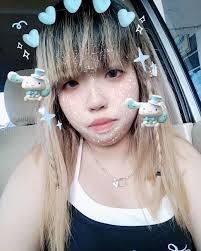 昨晚弟弟哭要抱抱爸爸妈妈都没有空姐姐就来帮帮忙抱起弟弟哄弟弟🥰🥰 📷2022.04.10 #Amber #Abner