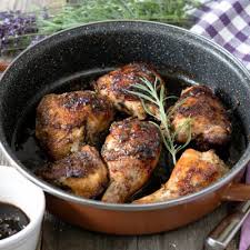 Všetko spolu poriadne premiešame, uložíme do pekáču na ktorý nalejeme trochu oleja a prikryjeme. Pecene Kuracie Stehna Dobroty Z Kuchyne