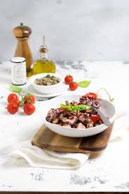 L'insalata di polpo e patate, da molti più comunemente chiamata insalata di mare, è un piatto che non può mancare in un pranzo a base di pesce. Insalata Di Polpo Alla Siciliana Tacchi E Pentole