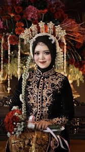 Jan 24, 2019 · sesuaikan gaun pengantin dengan tema pernikahantema pesta kebun atau tema yang berbau santai anda dapat memilih gaun pengantin tea length. Pengantin Jawa Muslim