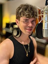 Wishing you a happy new week, my dear friends! 🤗💖☀️🎶💫 Right now I'm  still busy recording in the studio, working