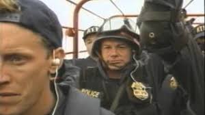 Des fanatique religieux, la secte des davidiens, sont barricadés au texas dans un immeuble encerclé par la police. Trailer Du Film La Secte De Waco La Secte De Waco Bande Annonce Vo Cineseries
