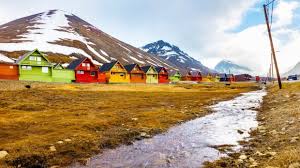 In winter ist es in longyearbyen den ganzen tag über dunkel und einheimische sowie touristen müssen sich warm anziehen. Svalbard Norway The Island Where No One Is Allowed To Die Or Give Birth