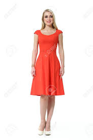 Maybe you would like to learn more about one of these? Femme Blonde Avec Un Style De Cheveux Raides En Manches D Ete Robe Rouge Chaussures A Talons Hauts Allant Pleine Longueur Du Corps Isole Sur Blanc Banque D Images Et Photos Libres De Droits