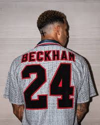 Memphis depay is heavily linked to barcelona and now that the news of ronald koeman continuing as the barcelona coach is almost certain, the former manchester united man could soon be announced as barca's new signing. Sportbible Memphis Depay Loves A Retro Beckham Shirt Facebook