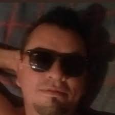 Para ser honesto, siento que nadie quiere salir con una persona como yo.  todo el tiempo estoy mencionando lo que hago en las redes sociales  inmediatamente me vuelvo fantasma y ni siquiera