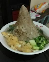 Sebelum bakso solo siap disajikan kami menikmati krupuk udang terlebih dahulu hingga krupuk itupun habis. Limakaki Mulai Dari Nasi Naga Hingga Bakso Tumpeng Kuliner Ini Wajib Banget Dicoba