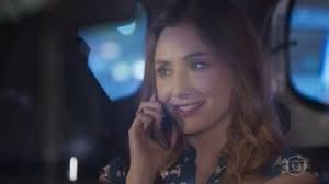 Petra convida Alan para acompanha-la na festa de lançamento da novela