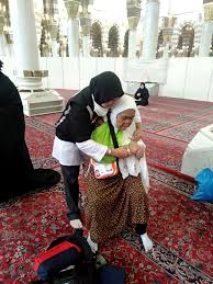 Umroh.com — raudhah adalah satu area yang istimewa di dalam masjid nabawi.area ini ditandai dengan karpet warna hijau, sedangkan area lainnya berkarpet merah. Mengawal Munajat Jemaah Wanita Di Raudhah Taman Surga Masjid Nabawi Kumparan Com