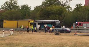 Nejprve se odpoledne srazily tři kamiony a dvě auta. Nehoda Uzavrela D11 Ve Smeru Na Hradec Srazil Se Autobus S Nakladakem Deti Cekaji U Dalnice