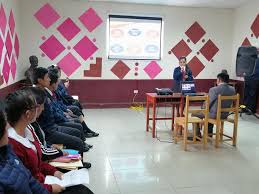 POR EL DÍA DE LA JUVENTUD En el auditorio de la Biblioteca Pública  Municipal "Néstor Gastañadui Sánchez", se reunieron los principales lideres  escolares de 6 instituciones educativas, con las autoridades municipales,  educativas