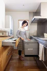 大型の食器棚や吊り戸棚がなくても片づく オープンキッチンの収納例 片づけ収納ドットコム オープンキッチン 日本のキッチン リビング キッチン