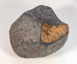 Så længe klumpen befinder sig i verdensrummet betegnes den en meteoroid, eller hvis den er stor nok, en asteroide. Flensburg Meteorit Alteste Spur Von Wasser Im Sonnensystem