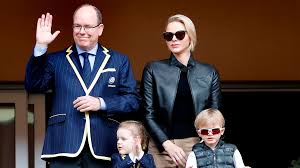 Eine ehemalige schwimmerin ist glamouröse fürstin von monaco. Furst Albert Und Furstin Charlene Susser Auftritt Im Partnerlook Mit Den Kindern