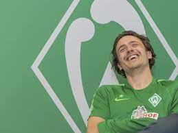 Ihre freundin delaney leidet an krebs, durch die notwendige chemotherapie verlor sie ihre haare. Werder Bremen Thomas Delaney Es Wird Ein Lebhaftes Haus Das Erste Interview Werder