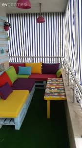 The Colorful Balcony Of Mrs Elif House Trip Our Skillful And Tasteful Home Owner Elif Ha Wohnung Mit Balkon Einrichten Kleines Balkon Dekor Balkonentwurf