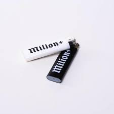 A group of friends becomes motivated to living fuller lives after the unexpected death. Milion Plus Milion Set Dvou Zapalovacu Objednavej Na Facebook