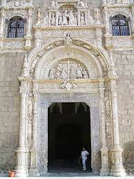 El arquitecto que mejor supo adaptarse a las nuevas necesidades fue enrique egas quien, atendiendo a la política hospitalaria de los reyes católicos, proyectó los hospitales reales de santiago de compostela y granada, y el de santa cruz de toledo, fundado por el cardenal don pedro gonzález de mendoza.la construcción de estos edificios funcionales respondía a una política estatal moderna. Datei Toledo Hospital De Santa Cruz 1 Jpg Wikipedia