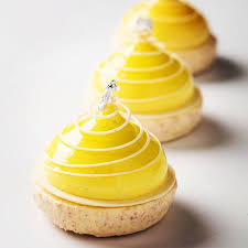 Petit Gateau Tourbillon Creme Chocolat Blanc Et Citron Vert Marmelade Ananas Et Biscuit Bananes Tourbillon Pastries Fancy Desserts Food Baking And Pastry