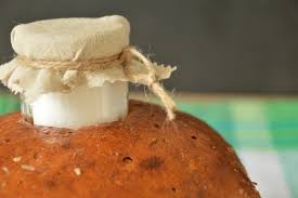 Zum einzug wird oft brot und salz verschenkt. Brauche Judika