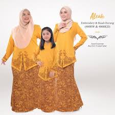Wanitanya pakai baju kurung dan celana cekak musang yang. Set Family Gold Baju Raya 2021 Baju Kurung Sedondon Ibu Ayah Anak Baju Kurung Baju Melayu Kurta Warna Kuning Emas Shopee Malaysia
