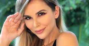 Stream despacito by luis fonsi from desktop or your mobile device. Los Abdominales De Acero De Agueda Lopez Esposa De Luis Fonsi Dejan Boquiabiertos A Sus Fans