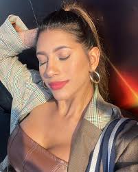 Las mujeres ya no lloran, las mujeres facturan 💸🤩. Y cual fue tu frase  favorita Session #53 de @shakira 🤣🤣🤣