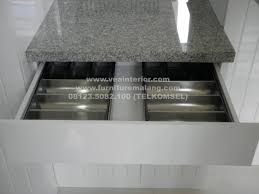 Muali dari kitchen set berbahan dasar multiplek melamin, hingga kitchen set full granit. Granit Untuk Top Table Kitchen Set
