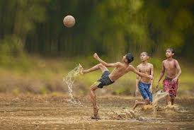 Gratis vektor kartun anak kecil yang bermain bola adalah download 65 gambar gambar mewarnai terbaik warna gambar dan download di 2020 kartun gambar kartun gambar. Sains Berkaki Ayam Jadikan Anda Pemain Bola Sepak Yang Lebih Baik