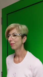 D'un côté, cette coupe est effilée derrière les oreilles pour créer un effet boule, de l'autre la coiffure courte asymétrique. Coupe Courte Asymetrique Decoloree Pause Coiffurepause Coiffure