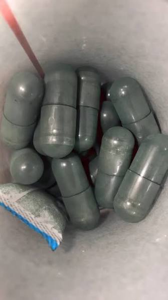 ✨ ¿Qué hacen las cápsulas DEOS? ✨, Son un suplemento natural diseñado para  mejorar el olor corporal desde adentro, ideal para quienes buscan sentirse  más frescas todo el día., 💊 BENEFICIOS ...