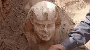 La curiosa esfinge "sonriente" que fue descubierta en Egipto - BBC News  Mundo