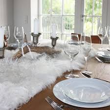 Tischdecke Aus Weissem Fell Zum Dekorieren Des Tisches Elegant Table Christmas Table Living Styles