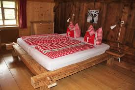 Es gibt verschiedene arten wie truppen von schubladen, kommoden, bücherregalen, arminierungen und vielen anderen. Ferienhaus Obergeschoss Rustikales Balkenbett Aus Altholz Im Altholz Schlafzimmer Griesbachhof