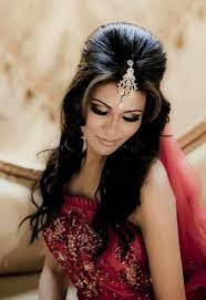 Simple Elegant Hairstyle With Maang Tikka Indian Wedding Hairstyles Indian Hairstyles Hair Styles