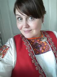 Pohdin nelosluokkalaisten kanssa kevätjuhlavaatetusta, ja heti tuli  varteenotettava ehdotus: "Laita se siun kansallismekko!" Mitä vaihtoehtoja  tässä enää muka oli, kun oppilaatkin pyysivät!