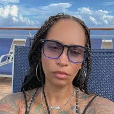 Shayla Sims's Instagram, Twitter & Facebook