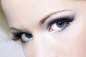 Ein heller lidschatten auf dem beweglichen lid lässt das auge optisch größer wirken und sorgt für einen wachen blick. Blaue Augen Schminken So Setzt Man Sie Gekonnt In Szene Wunderweib