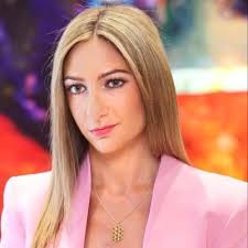 Korina Georgiou (@korinagrg)