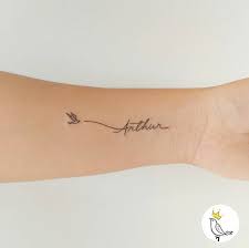 Tatouage Prenom Minimaliste Avant Bras Oiseau Name Tattoos For Moms Tattoos With Kids Names Tattoos For Kids