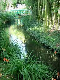 Giverny Jardin De Monet Jardin D Eau Cours D Eau Ru Fleurs De Lys Oranges Bambous Et Petit Pont Vert En Arriere Monet Garden Giverny Beautiful Gardens